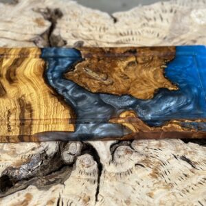 בוצ'ר עץ זית עם אפוקסי