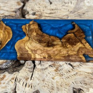 בוצ'ר עץ זית עם אפוקסי