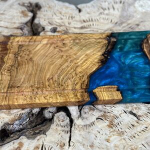 בוצ'ר עץ זית עם אפוקסי