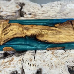 בוצ'ר עץ זית עם אפוקסי