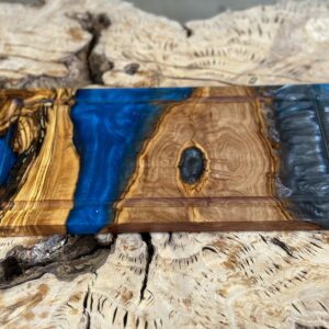 בוצ'ר עץ זית עם אפוקסי