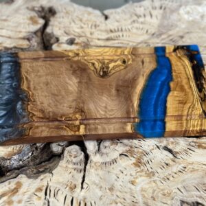 בוצ'ר עץ זית עם אפוקסי