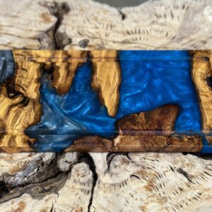 בוצ'ר עץ זית עם אפוקסי