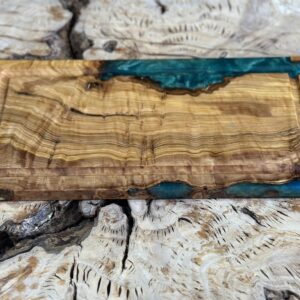 בוצ'ר עץ זית עם אפוקסי