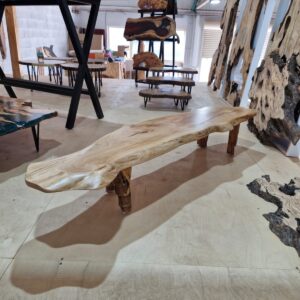 שולחן לחדר מזרחי עם רגליים מיוחדות מעץ