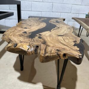 שולחן סלון
מעץ זית בשילוב אפוקסי צבע חום