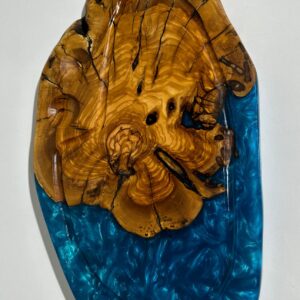 בוצ'ר עץ זית עם אפוקסי